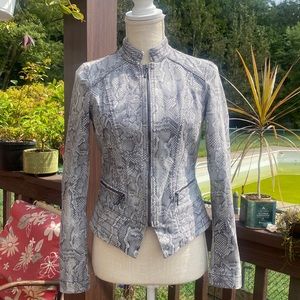 🐍WhiteHouseBlackMarket Sz0 Gray/White Snakeskin Short Moto jacket NWOT 🐍